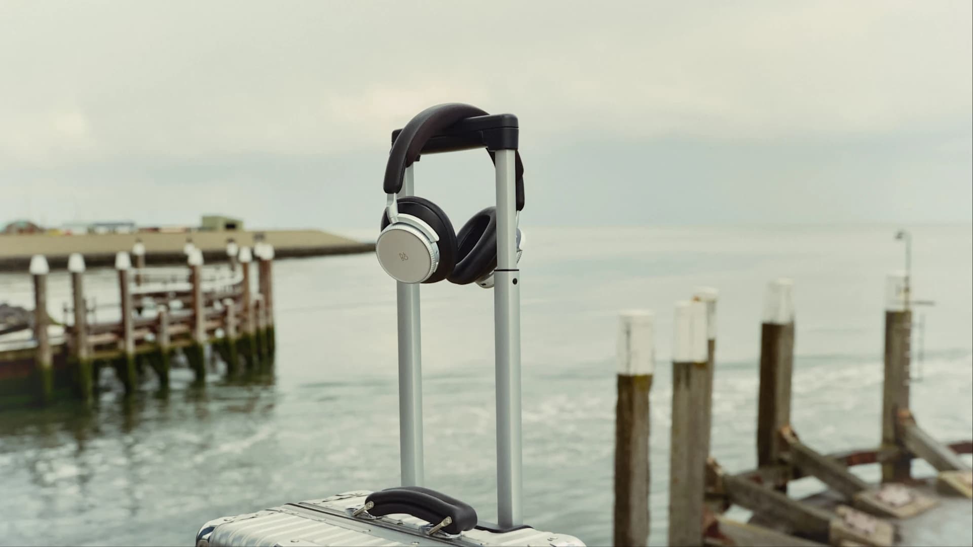 Звук без граници: Bang & Olufsen ги открива совршените патнички аудио придружници